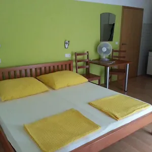 Dora Biograd Na Moru